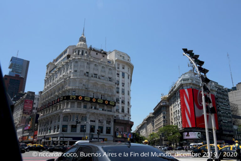 Un magnifico palazzo, vicinissimo all’obelisco, tra av. Corrientes e Avenida Roque Sáenz Peña, meglio conosciuta come Diagonal Norte, è una strada importante nel quartiere di San Nicolás a Buenos Aires.