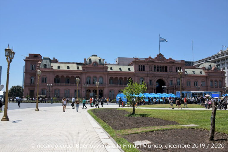 Sulla storica Plaza de Mayo, situata nell'area nota come Microcentro, all'interno del quartiere di Monserrat, si trova la Casa Rosada (in italiano Casa Rosa) sede del Presidente della Repubblica Argentina. La piazza sulla quale si affacciano numerosi palazzi storici, è bellissima e con tanto verde.