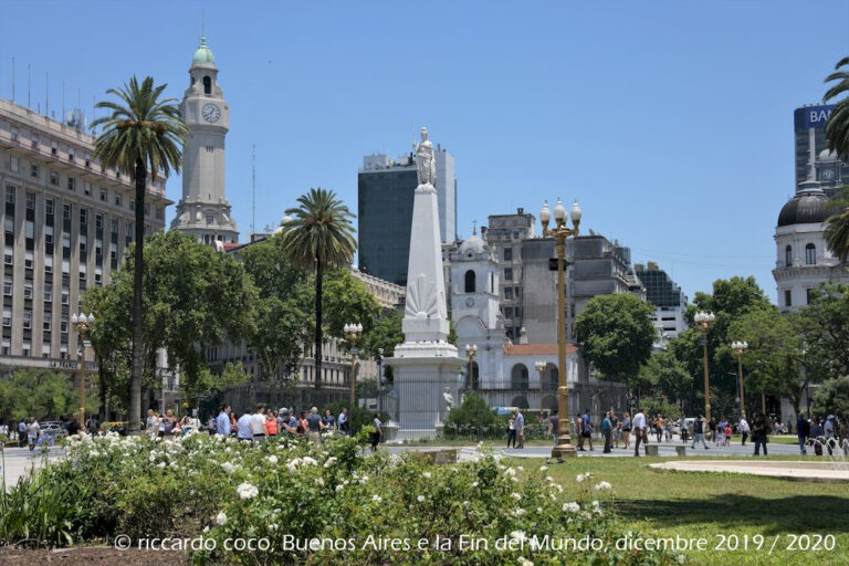 Al centro la Pirámide de Mayo, monumento storico situato nella piazza realizzata nel 1811, in occasione del primo anniversario della Rivoluzione di maggio. A sinistra la torre con l’orologio del “palazzo del legislatore della città di Buenos Aires” (noto anche come Palazzo Ayerza).