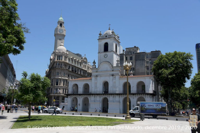 Il Cabildo di Buenos Aires (in primo piano, sulla sinistra) è uno storico edificio Aires che risale all’epoca coloniale, quando la città faceva parte dell'Impero spagnolo. Sulla sinistra il “palazzo del legislatore della città di Buenos Aires” (noto anche come Palazzo Ayerza) con la torre con l’orologio.