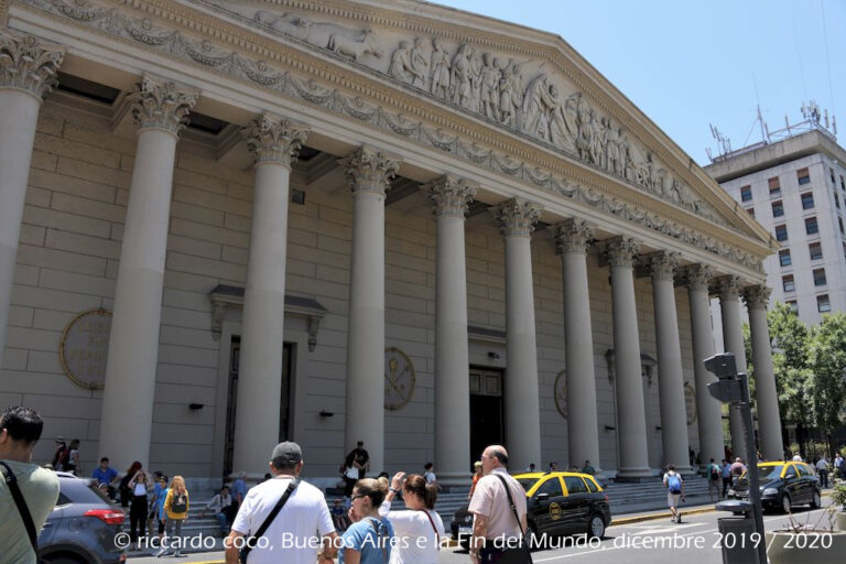 La cattedrale metropolitana di Buenos Aires, dedicata alla Santissima Trinità, sorge nel barrio San Nicolás, all'incrocio tra calle San Martín e l'avenida Rivadavia, di fronte a plaza de Mayo. La chiesa sorse nel XVIII secolo, nel 1822 venne eretto il prospetto principale in stile neoclassico.