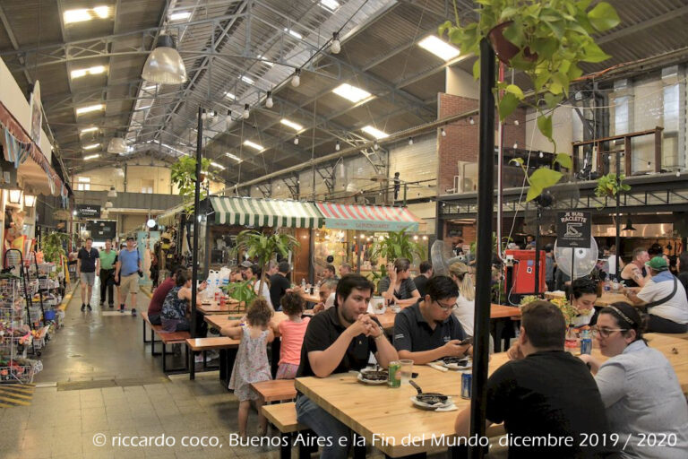 Tanti turisti ma anche ragazzi e famiglie seduti ai tavoli al mercato di San Telmo per consumare una colazione più o meno robusta.