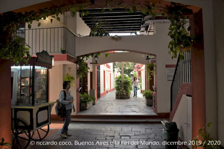 I negozi della “Galeria El Solar de French” (Defensa 1066 San Telmo) si aprono lungo i lati.