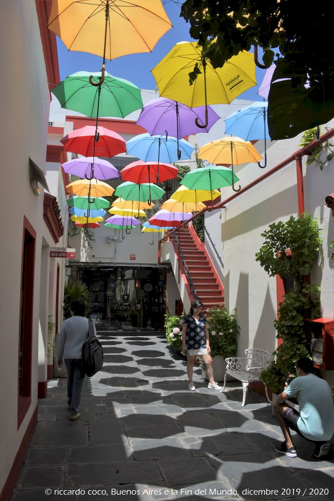 È coperta di ombrelloni la “Galeria El Solar de French” (Defensa 1066 San Telmo) di fronte alla splendida Plaza Dorrego.