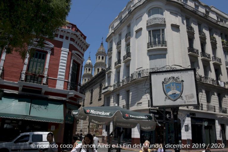 Il cartello in un angolo della Plaza Dorrego, una delle piazze più turistiche della città, ci ricorda che siamo nel barrio (quartiere) di San Telmo.