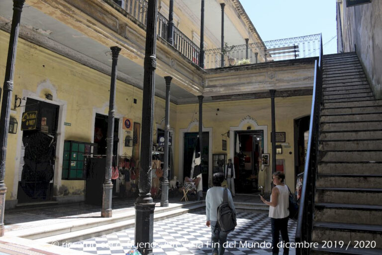 La “Casa de los Ezeiza” è un'antica casa di famiglia in stile italiano che si trova in Calle Defensa n. 1179 vicino a Plaza Dorrego nel quartiere di San Telmo, il centro storico della città di Buenos Aires. E’ uno spazio commerciale con negozi e posti di ristoro.