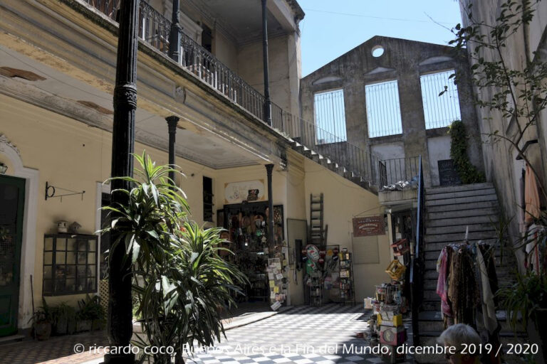 La residenza di Ezeiza è un tipico edificio a due piani che si è sviluppato longitudinalmente, con tre cortili collegati da corridoi con gallerie in stile. Due scale collegano due dei patii con il livello superiore.