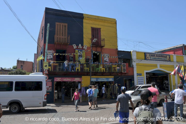 Al tempo coloniale La Boca era una zona di grandi baracche per gli schiavi di colore ma, alla fine dell'Ottocento, fu popolata soprattutto da immigrati genovesi che le hanno dato l'aspetto attuale.