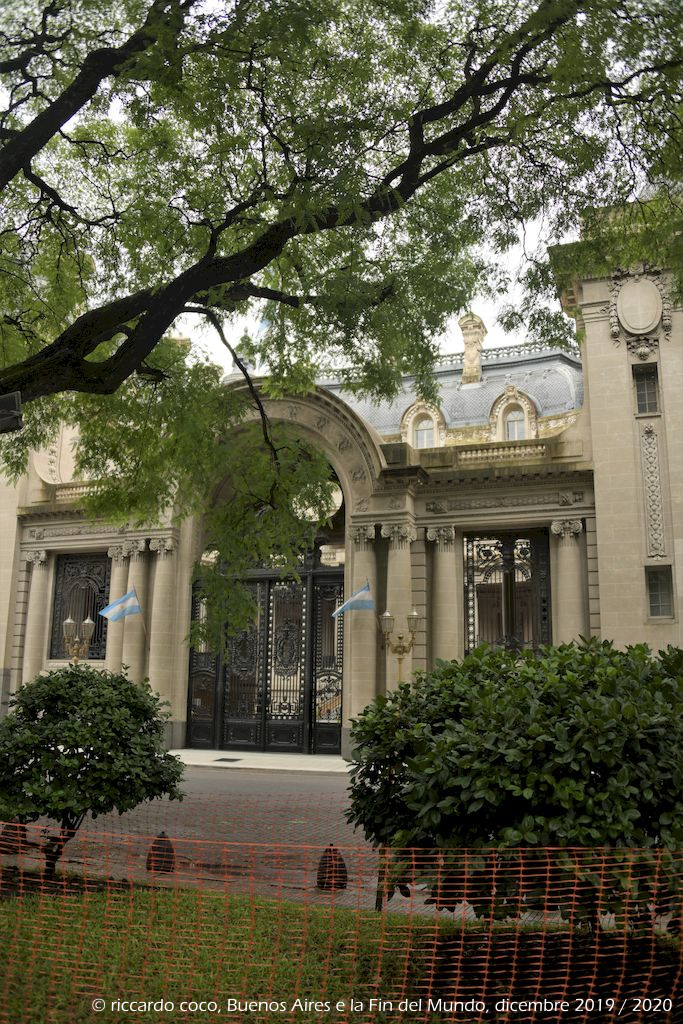 L’ingresso di palazzo San Martín (Palacio San Martín ). Il palazzo si trova nell’omonima piazza del quartiere Retiro di Buenos Aires, fu acquisito dal governo argentino nel 1936 e divenne la sede del “ministero delle relazioni estere” fino al 1993, ora funge da sede di rappresentanza per lo stesso ministero.