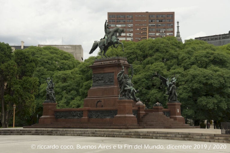Il monumento al generale San Martín eroe nazionale argentino è un monumento equestre in bronzo che domina la piazza del barrio di Retiro.