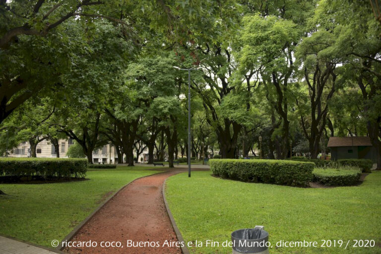 Grandi spazi destinati al verde nella piazza San Martin nel quartiere Retiro di Buenos Aires.