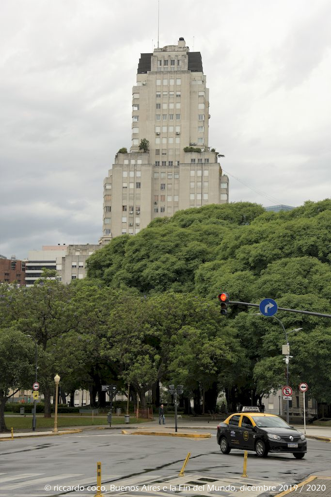 L'Edificio Kavanagh è un grattacielo in stile Art déco di Buenos Aires nel barrio di Retiro ben visibile da Plaza San Martín. Si narra che questo edificio sia stato voluto, in quel luogo e con quella forma, per vendetta, da Corina Kavanagh, che proveniva da una famiglia benestante ma non aristocratica e si era innamorata del figlio degli Anchorena, famiglia pure ricca, ma aristocratica, che aveva disapprovato il fidanzamento. Allora Corina, per vendicarsi, chiese agli architetti di far in modo che il nuovo edificio impedisse agli Anchorena la vista della chiesa, che avevano fatto costruire, dal palazzo San Martin dove abitavano.