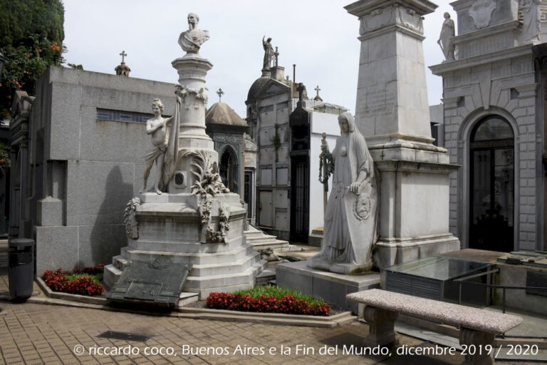 La tomba di Carlos Luis Federico de Brandsen, un militare francese che combatté per la causa rivoluzionaria nelle guerre d'indipendenza sudamericane sotto la bandiera argentina. La sua tomba è stata dichiarata Monumento Storico Nazionale.