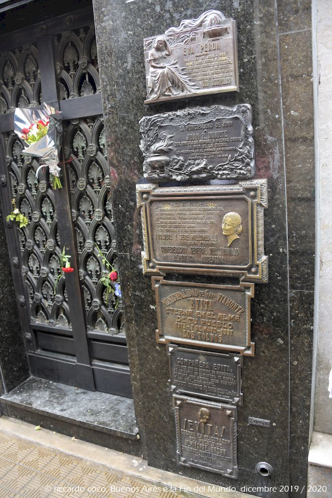 All’interno della cappella della famiglia Duarte è sepolta Maria Eva Duarte de Perón, seconda moglie del Presidente Juan Domingo Perón, un mito per il popolo argentino Le lapidi che ricordano Evita non spiccano per particolare maestosità.
