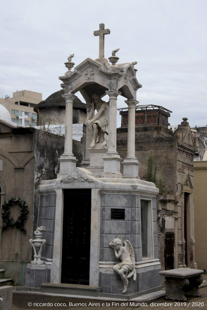 Una delle tombe più fotografate è quella della “Familia de Francisco Gomez” nel cimitero di Recoleta, La tomba si trova all'incrocio di due ampi viali che conducono alla tomba di Eva Perón.