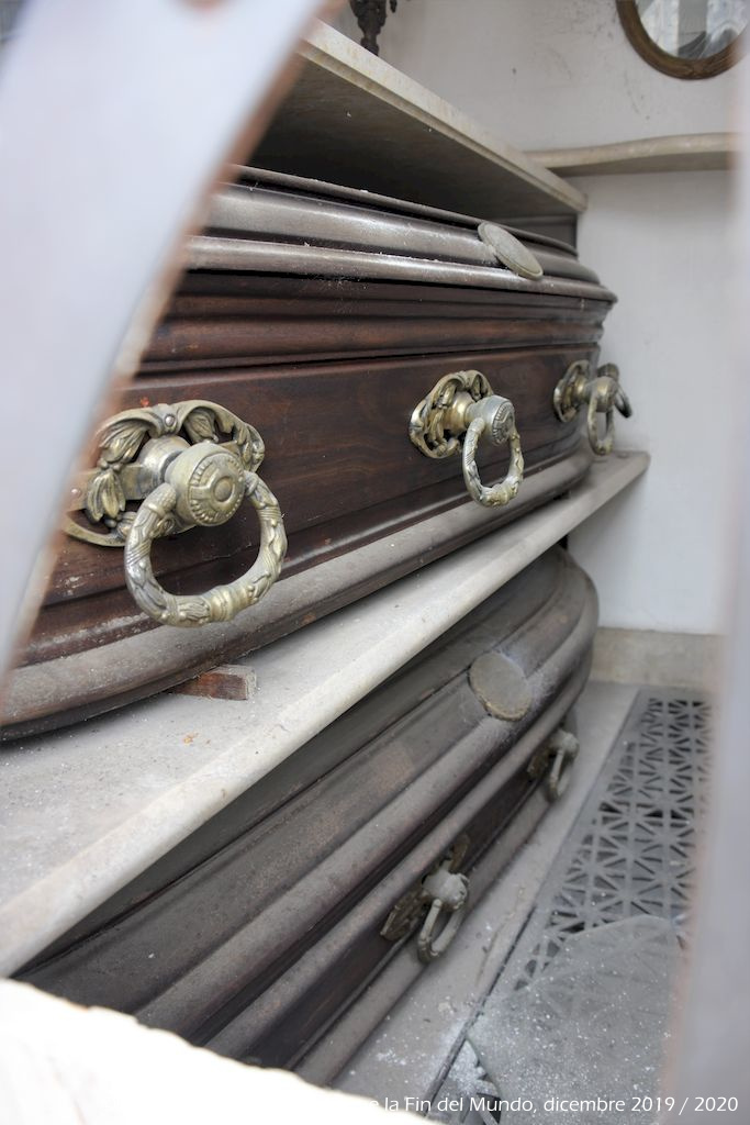 Nel cimitero della Recoleta molte casse sona a vista senza nessun tipo di protezione, all’interno delle cappelle e molte in cattive condizioni. Mi hanno spiegato che si usa proprio così da queste parte, le casse sono costruite per poter sopportare il trascorrere del tempo.