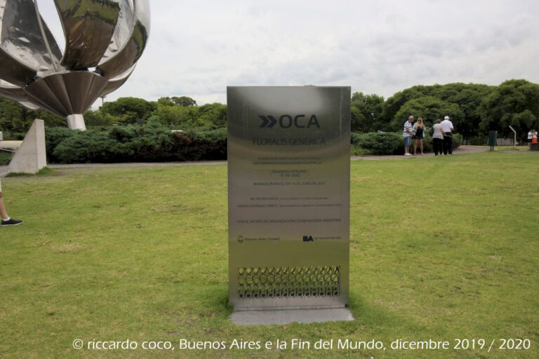 Nella Plaza de las Naciones Unidas nel barrio Recoleta la scultura in metallo “Floralis Generica” realizzata dall’architetto argentino Eduardo Catalano. La struttura è stata costruita con materiali forniti dalla compagnia aerea Lockheed Martin Aircraft Argentina e recentemente restaurata con il contributo di OCA, la più importante società di servizi di posta e logistica privata in Argentina.