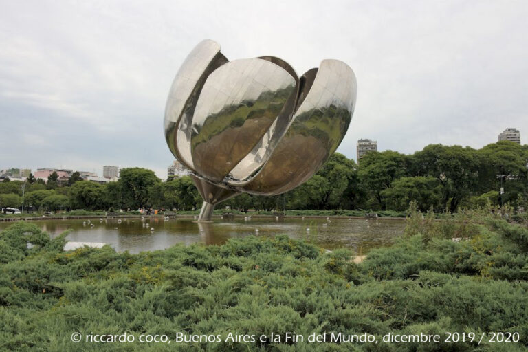 La scultura “Floralis Generica” si trova al centro di un giardino nel barrio Recoleta, circondata da percorsi che si avvicinano e si allontanano offrendo diverse prospettive del monumento che è situato sopra uno specchio d'acqua che, oltre a svolgere la sua funzione coreografica, la protegge.