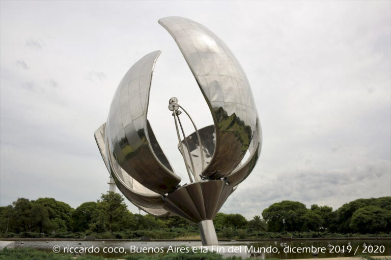 La scultura “Floralis Generica” nel barrio Recoleta raffigura un grande fiore in acciaio, con uno scheletro in alluminio e cemento armato, che si protende verso il cielo, estendendo i suoi sei petali. La scultura è stata recentemente restaurata con il contributo di OCA, la più importante società di servizi di posta e logistica privata in Argentina.