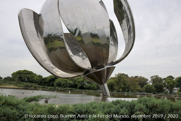 Una delle caratteristiche della scultura “Floralis Generica” è un sistema elettrico che regola l’apertura e la chiusura automatica dei petali a seconda dell'ora del giorno e della stagione dell’anno. Durante la notte, il fiore si chiude e resta al suo interno un bagliore rosso.