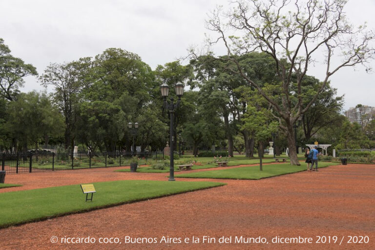 Il Rosedal de Palermo, chiamato anche “Paseo del Rosedal”, è un parco tradizionale situato nel Barrio Palermo. È stato dichiarato Patrimonio Culturale della Città di Buenos Aires.
