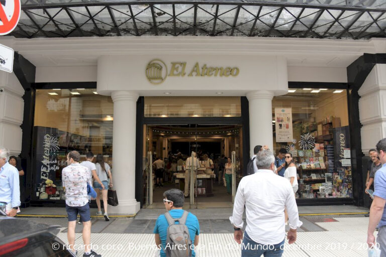 El Ateneo è un antico teatro trasformato in una libreria nel barrio Norte del centro di Buenos Aires. La libreria ha mantenuto intatto il suo antico splendore, con arredi originali e intagli decorati. Anche il palcoscenico è utilizzato come caffetteria e area di lettura come i palchi.