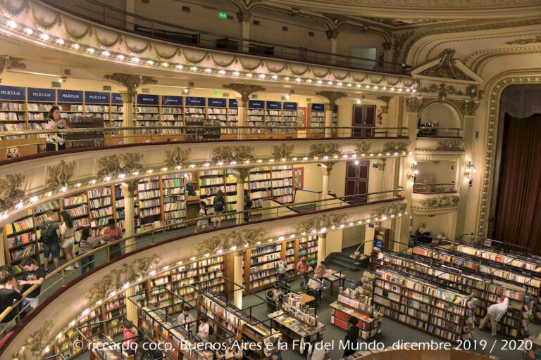 El Ateneo è un antico teatro trasformato in una libreria nel barrio Norte del centro di Buenos Aires. La libreria ha mantenuto intatto il suo antico splendore, con arredi originali e intagli decorati. Anche il palcoscenico è utilizzato come caffetteria e area di lettura come i palchi.