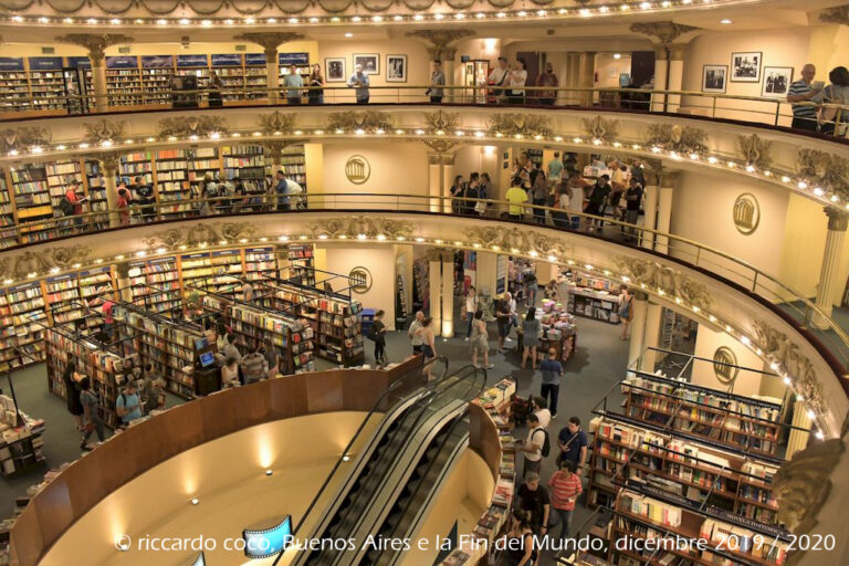 El Ateneo è un antico teatro trasformato in una libreria nel barrio Norte del centro di Buenos Aires. La libreria ha mantenuto intatto il suo antico splendore, con arredi originali e intagli decorati. Anche il palcoscenico è utilizzato come caffetteria e area di lettura come i palchi.