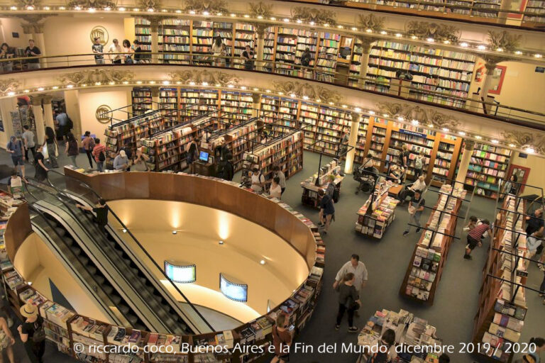 El Ateneo è un antico teatro trasformato in una libreria nel barrio Norte del centro di Buenos Aires. La libreria ha mantenuto intatto il suo antico splendore, con arredi originali e intagli decorati. Anche il palcoscenico è utilizzato come caffetteria e area di lettura come i palchi.