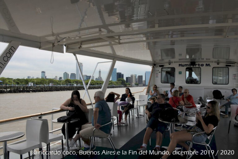 Ci siamo imbarcati sulla motonave Humberto M. dalla Dársena Norte nel barrio Puerto Madero per fare un Tour di mezza giornata sul Rio della Plata e scoprire Buenos Aires anche dall’acqua. Non è infatti considerato un golfo dell'Oceano Atlantico perché la portata d'acqua dolce proveniente dai due principali fiumi e dai loro affluenti che formano il Rio de la Plata impedisce il riflusso dell'acqua salata dovuto alle maree. Il Rio della Plata è l’estuario formato dal fiume Uruguay e dal fiume Paraná.