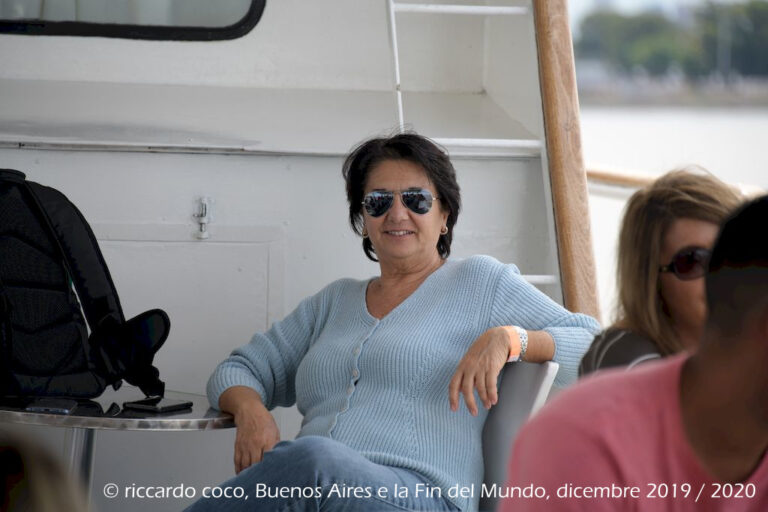 Sulla motonave Humberto M. spazi al chiuso ed all’aperto. Si può consumare un pranzo o bere un drink durante il tour sul Rio della Plata.