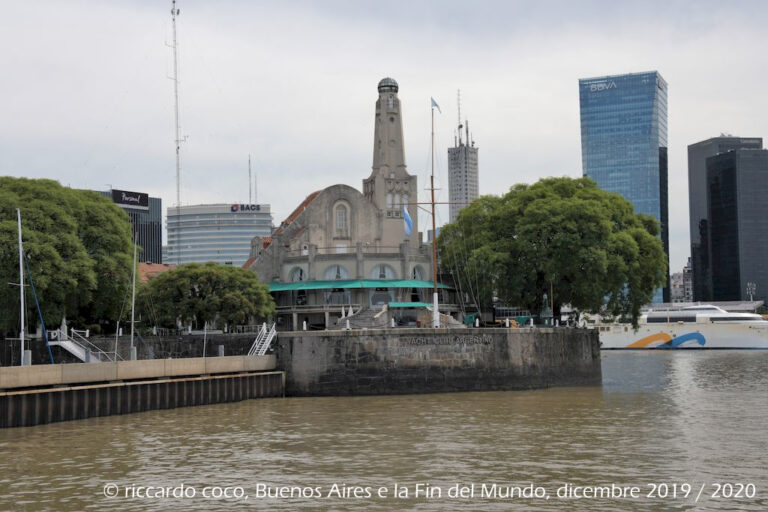 Allontanandosi dalla costa la sede principale dello Yacht Club Argentino fondato ai primi del novecento da un gruppo di appassionati di vela, lungo il lato sud dalla Dársena Norte.