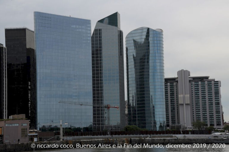 I moderni palazzi del barrio Puerto Madero frutto della riqualificazione e riconversione dell'interna area portuale avvenuta negli anni novanta. Infatti l’area era completamente decaduta perché il fiume è poco profondo e le navi hanno avuto sempre più problemi, per le dimensioni sempre maggiori, a raggiungere Buenos Aires.