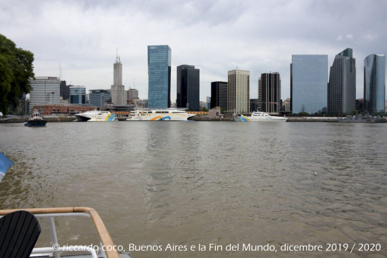 I moderni palazzi del barrio Puerto Madero frutto della riqualificazione e riconversione dell'interna area portuale avvenuta negli anni novanta. Infatti l’area era completamente decaduta perché il fiume è poco profondo e le navi hanno avuto sempre più problemi, per le dimensioni sempre maggiori, a raggiungere Buenos Aires.