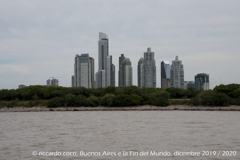 I moderni palazzi del barrio Puerto Madero frutto della riqualificazione e riconversione dell'interna area portuale avvenuta negli anni novanta. Infatti l’area era completamente decaduta perché il fiume è poco profondo e le navi hanno avuto sempre più problemi, per le dimensioni sempre maggiori, a raggiungere Buenos Aires.