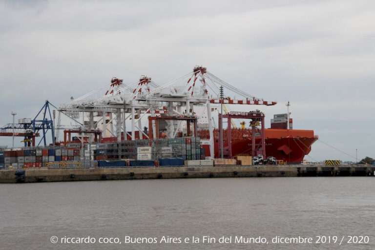 Una volta condivisa l’inadeguatezza di Puerto Madero è stato deciso di costruire un nuovo porto, nel quartiere di Retiro, a nord di Puerto Madero più facile da raggiungere anche da terra.