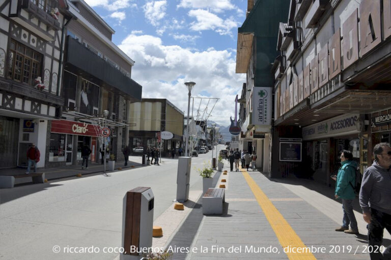 Avenue San Martin è la via dello shopping di Ushuaia, capoluogo della provincia argentina “Terra del Fuoco, Antartide e Isole dell'Atlantico del Sud”, è la città più australe del mondo. Si trova sulla costa meridionale dell'Isola Grande della Terra del Fuoco, in un paesaggio circondato da montagne che dominano il canale di Beagle.