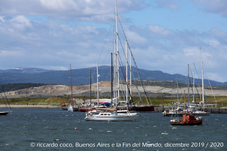 Molte sono le barche a vela all’ancora nella baia davanti ad Ushuaia che attendono la finestra di buon tempo per doppiare il capo Horn ed attraversare lo stretto di Drake che è largo 645 km e si trova ad una latitudine completamente priva di terre emerse; ciò permette ai venti occidentali (in inglese westerlies che qui assume il nome di corrente di Capo Horn) di percorrere l'intero globo in modo ininterrotto, rendendolo uno dei tratti di mare più tempestosi al mondo.