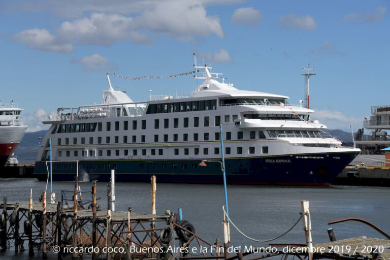 Tra le navi ormeggiate in attesa c’è “Stella Australis” la nave da crociera della compagnia cilena Australis. Varata nel 2010, ha una capacità di 210 passeggeri. Salpa periodicamente da Ushuaia, in Argentina, per arrivare fino a Punta Arenas in Cile (e viceversa) toccando luoghi leggendari come il capo Horn, lo stretto di Magellano e il canale di Beagle.