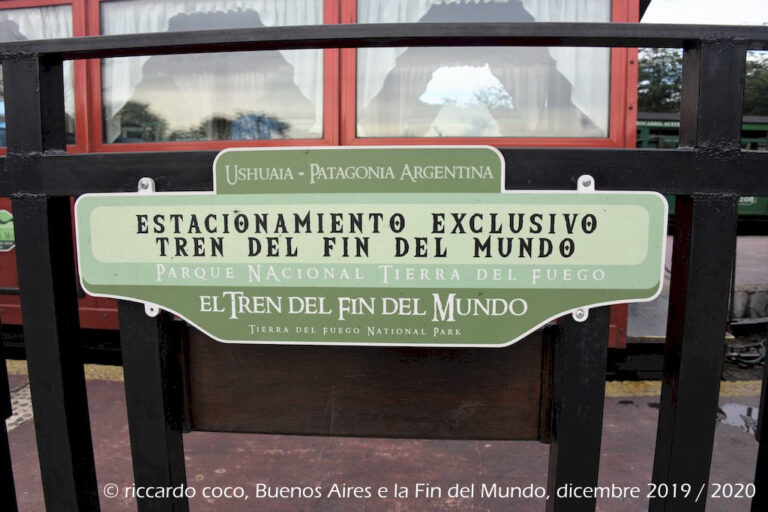 Il Treno della Fine del Mondo è una ferrovia a vapore, a scartamento ridotto, costruita originariamente come linea merci utilizzata dai prigionieri delle carceri di Ushuaia per trasportare il legname. Nel 1994 la ferrovia è stata ricostruita come attrazione turistica nel Parco nazionale Terra del Fuoco ed è considerata la ferrovia in funzione più a sud del mondo.