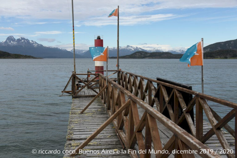 Davanti a noi “Bahía Ensenada Zaratiegui” con ”Isla Redonda” e “Isla Estorbo” nel canale di Beagle in Argentina mentre le altre isole, ancora più a sud, in territorio Cileno, “Isla Navarino” con Puerto Williams, la cittadina più meridionale del mondo e “Isla Hoste”. La punta sud dell'isola è il cosiddetto falso capo Horn.