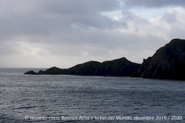 A sinistra l’area del mitico “Capo Horn” prima meta della nostra crociera, si trova su una delle isole che costituiscono l’”archipiélago de Tierra del Fuego”. L’arcipelago, a sud est dello Stretto di Magellano, è diviso politicamente tra Argentina e Cile. L’isola di capo Horn è all'estremità meridionale del gruppo di Isole Hermite in territorio del Cile