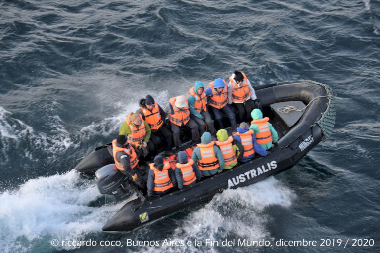 L’accesso all’isola non è dei più semplici i visitatori sbarcano a terra trasportati su grandi gommoni. L’organizzazione è impeccabile e tutto avviene rapidamente e con grande professionalità.