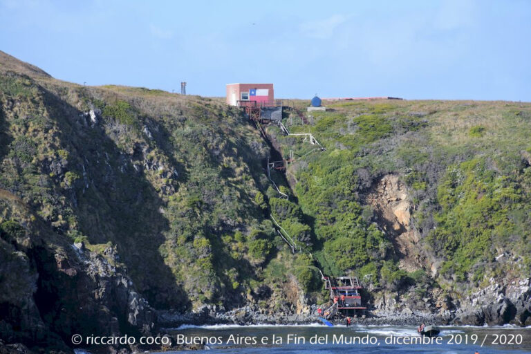 Il sentiero per raggiungere le costruzioni dove sono installati due fari uno dei quali è un RACON (radar transponder comunemente usato per indicare pericoli per la navigazione marittima).