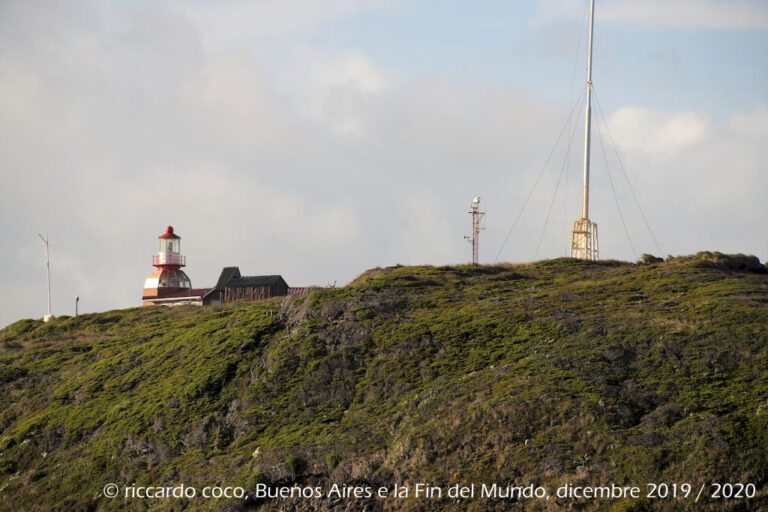 La Marina cilena ha sull’isola una “Alcaldía de Mar” (municipio del mare), costituito da una casa per il guardiano del faro e la sua famiglia. A poca distanza dalla stazione si trovano alcuni monumenti commemorativi.