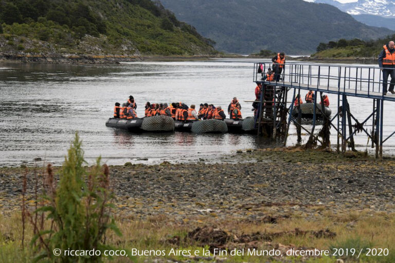 Successivo sbarco presso la Baia Wulaia (dalla lingua Yagan, "bellissima baia") sulla costa orientale dell'isola di Navarino, lungo il canale Murray, dove lo stesso Darwin sbarcò nel corso del suo celebre viaggio sempre in C.