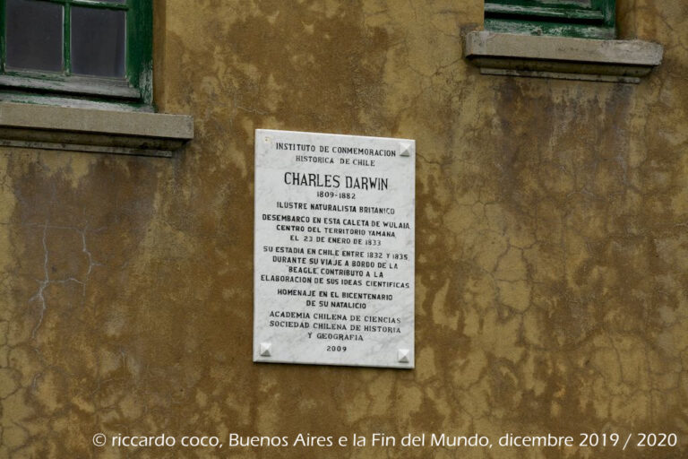 Targa commemorativa dedicata a Charles Darwin ed alla sua impresa.