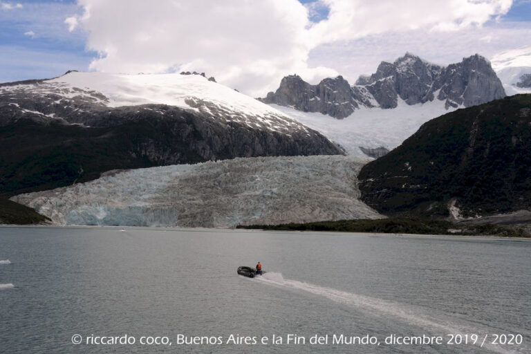 Avvicinamento al ghiacciaio Pia (Cile) lungo il braccio nordest del Canale di Beagle lungo l’omonimo fiordo