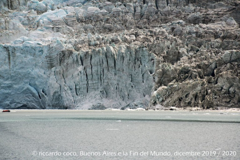 Avvicinamento al ghiacciaio Pia (Cile) lungo il braccio nordest del Canale di Beagle lungo l’omonimo fiordo