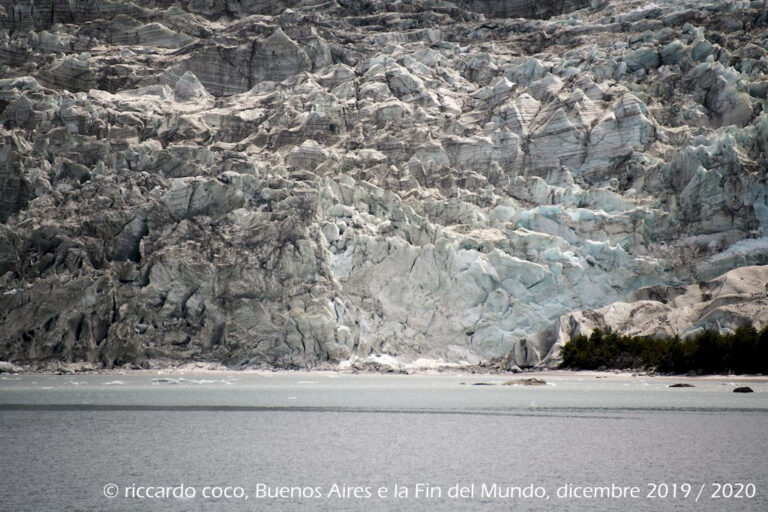 Avvicinamento al ghiacciaio Pia (Cile) lungo il braccio nordest del Canale di Beagle lungo l’omonimo fiordo